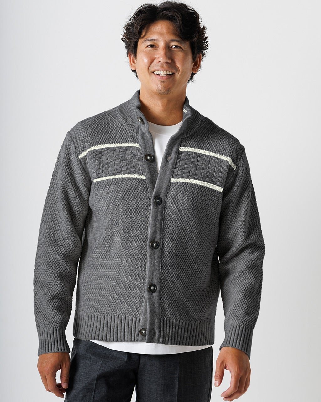 【ドゥクラッセ/DoCLASSE / MEN】のボタンフロントニットカーディガン インテリア・キッズ・メンズ・レディースファッション・服の通販 founy(ファニー) 　ファッション　Fashion　メンズファッション　Fashion for Men　ジャケット　Jacket, Outerwear　スタンド　Stand Collar, Upright Stand　ベスト　Vest, Waistcoat　メンズ　Men's, Menswear　チャコール|ID: prp329100003597050 ipo3291000000028262718