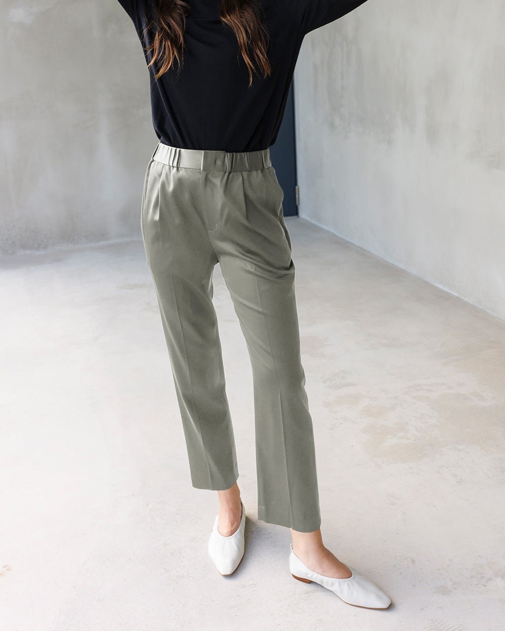 【ドゥクラッセ/DoCLASSE】の強撚ウールサテン・シガレットパンツ インテリア・キッズ・メンズ・レディースファッション・服の通販 founy(ファニー) 　ファッション　Fashion　レディースファッション　Fashion for Women　パンツ　Pants & Trousers　春　Spring　カッティング　Cutting Detail　シンプル　Simple, Minimal　センター　Center, Center Line　A/W・秋冬　Autumn/Winter　S/S・春夏　SS, Spring/Summer, Warm Season　夏　Summer　グレー|ID: prp329100003658512 ipo3291000000034725580