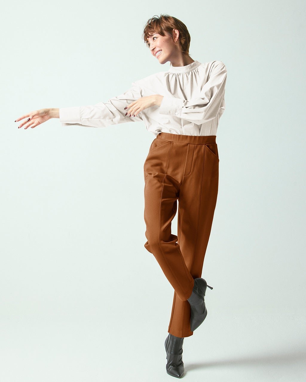 【ドゥクラッセ/DoCLASSE】のプレミアサーモ・テーパードパンツ インテリア・キッズ・メンズ・レディースファッション・服の通販 founy(ファニー) 　ファッション　Fashion　レディースファッション　Fashion for Women　パンツ　Pants & Trousers　ストレッチ　Stretch, Stretchy Fabric　センター　Center, Center Line　テーパード　Tapered, Tapered Pants　定番　Standard, Basic Item　エレガント 上品　Elegant　ビジネス 仕事 通勤　Business / Work / Commuting　キャメル|ID: prp329100003658522 ipo3291000000028263190
