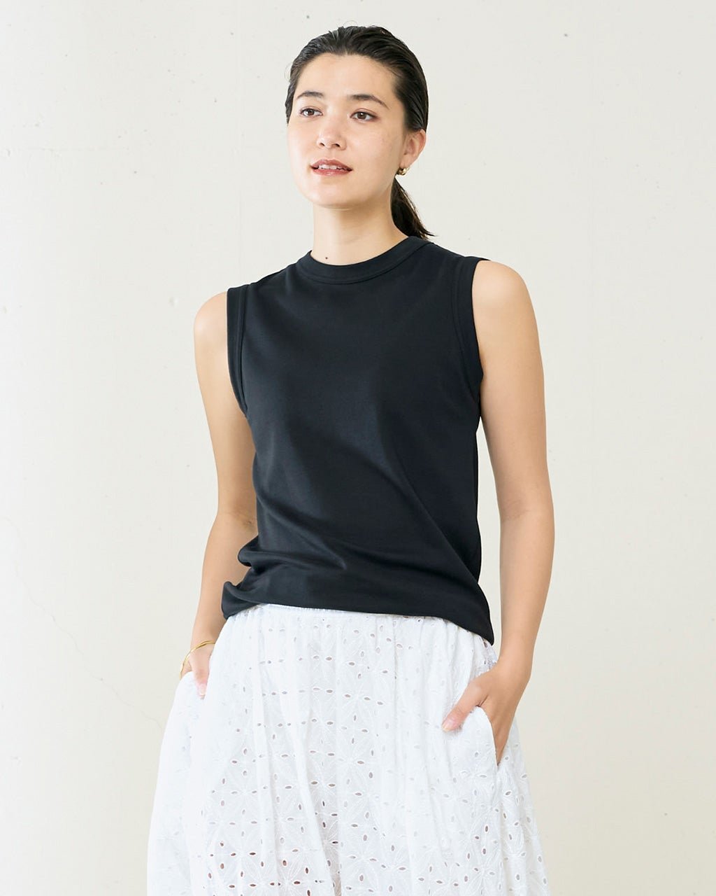【ドゥクラッセ/DoCLASSE】のピュアコットンスムース/ノースリーブ インテリア・キッズ・メンズ・レディースファッション・服の通販 founy(ファニー) 　ファッション　Fashion　レディースファッション　Fashion for Women　トップス・カットソー　Cut & Sew Tops　キャミソール&ノースリーブ　Camisoles & Sleeveless Tops　カットソー・ベーシックTシャツ　Cut-and-Sewn Tops / Stretch Tees & Basics　カットソー　Cut and Sewn Top　ノースリーブ　Sleeveless, No-Sleeve　ブラック|ID: prp329100003678126 ipo3291000000028265018