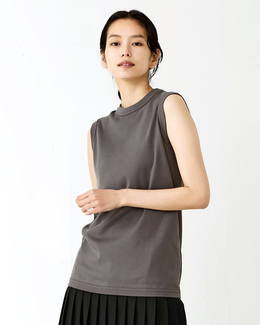 【ドゥクラッセ/DoCLASSE】のピュアコットンスムース/ノースリーブ インテリア・キッズ・メンズ・レディースファッション・服の通販 founy(ファニー) 　ファッション　Fashion　レディースファッション　Fashion for Women　トップス・カットソー　Cut & Sew Tops　キャミソール&ノースリーブ　Camisoles & Sleeveless Tops　カットソー・ベーシックTシャツ　Cut-and-Sewn Tops / Stretch Tees & Basics　カットソー　Cut and Sewn Top　ノースリーブ　Sleeveless, No-Sleeve　チャコール|ID: prp329100003678126 ipo3291000000028265020