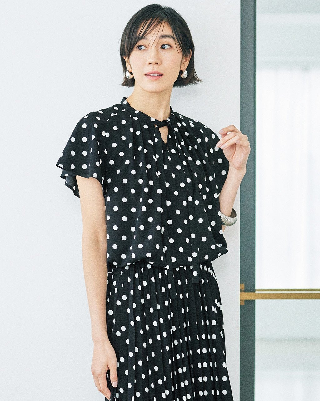 【ドゥクラッセ/DoCLASSE】の光沢デシン・プリント柄ボウタイブラウス 人気、トレンドファッション・服の通販 founy(ファニー) 　ファッション　Fashion　レディースファッション　Ladies' Fashion Online　トップス・カットソー　Tops/Tshirt　シャツ/ブラウス　Shirts/Blouses　シルキー　Silky　スリーブ　Sleeve　セットアップ　Set Up　フレア　Flare　プリント　Print　モノトーン　Monotone　エレガント 上品　Elegant　 other-1|ID: prp329100003954142 ipo3291000000028264818