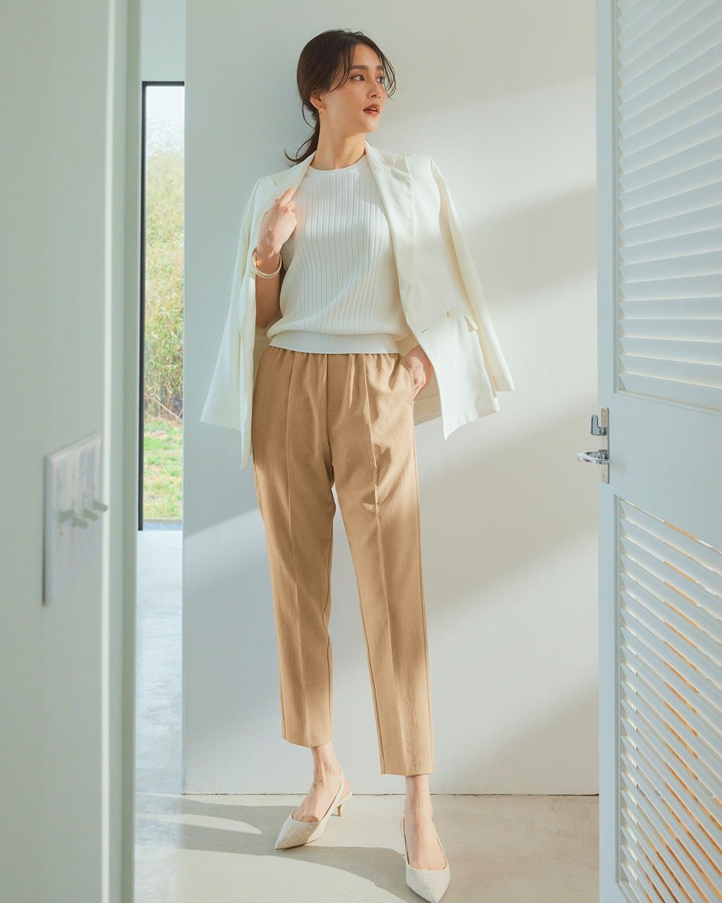 【ドゥクラッセ/DoCLASSE】のリネンタッチ・テーパードパンツ インテリア・キッズ・メンズ・レディースファッション・服の通販 founy(ファニー) 　ファッション　Fashion　レディースファッション　Fashion for Women　パンツ　Pants & Trousers　センター　Center, Center Line　リネン　Linen, Linen Fabric　エレガント 上品　Elegant　夏　Summer　ベージュ|ID: prp329100003954164 ipo3291000000035894229