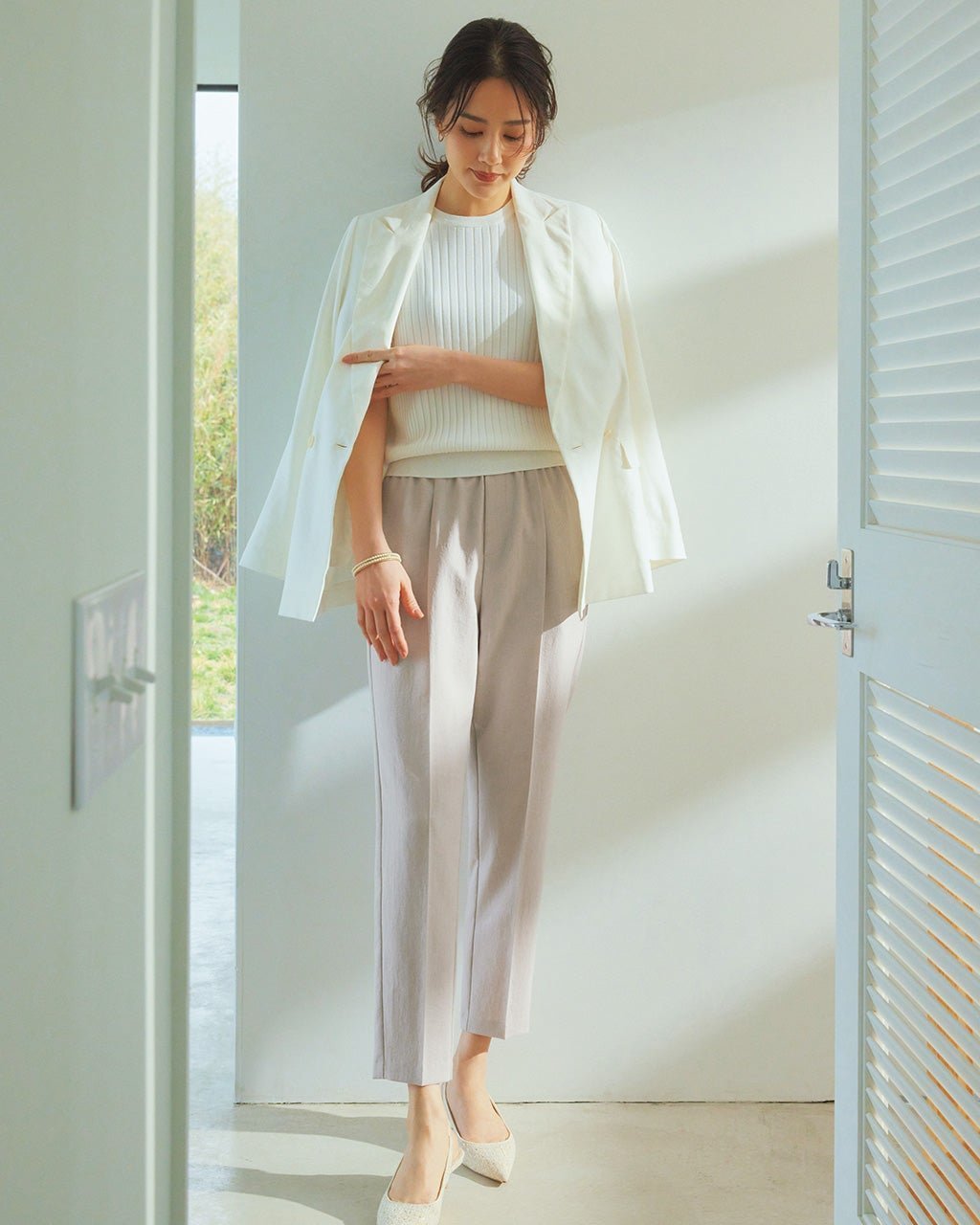 【ドゥクラッセ/DoCLASSE】のリネンタッチ・テーパードパンツ インテリア・キッズ・メンズ・レディースファッション・服の通販 founy(ファニー) 　ファッション　Fashion　レディースファッション　Fashion for Women　パンツ　Pants & Trousers　センター　Center, Center Line　リネン　Linen, Linen Fabric　エレガント 上品　Elegant　夏　Summer　グレージュ|ID: prp329100003954164 ipo3291000000035894237