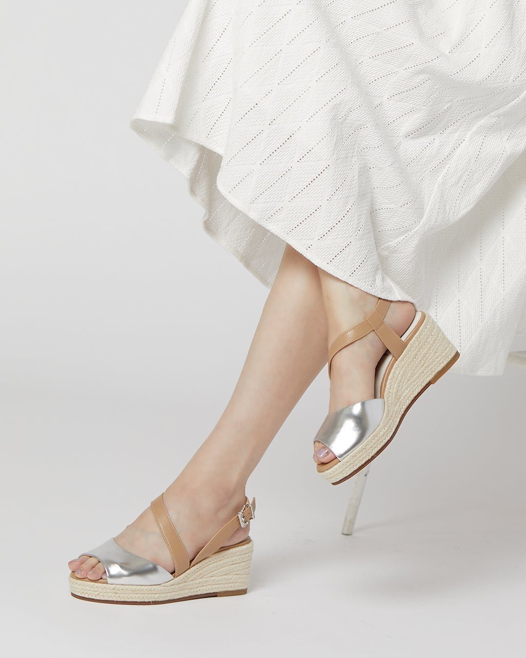 【フィットフィット/fitfit】のカーヴィーストラップジュートウェッジサンダル インテリア・キッズ・メンズ・レディースファッション・服の通販 founy(ファニー) 　ファッション　Fashion　レディースファッション　Fashion for Women　インソール　Shoe Insole　エレガント 上品　Elegant　春　Spring　カッティング　Cutting Detail　クッション　Cushion, Throw Pillow　サンダル　Sandals, Summer Shoes　ジュート　Jute, Natural Fiber　フィット　Fit, Slim Fit　ラップ　Wrap, Wrap Design　S/S・春夏　SS, Spring/Summer, Warm Season　夏　Summer　シルバー|ID: prp329100003969826 ipo3291000000035184741