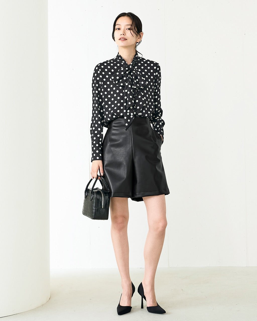 【ドゥクラッセ/DoCLASSE】のエコレザー・ショートパンツ 人気、トレンドファッション・服の通販 founy(ファニー) 　ファッション　Fashion　レディースファッション　Fashion for Women　パンツ　Pants & Trousers　ショートパンツ・ハーフパンツ　High-Waisted & Relaxed Shorts　ショート　Short, Short Length　ジャケット　Jacket, Outerwear　フロント　Front, Front Design　ロング　Long, Long-Length　A/W・秋冬　Autumn/Winter　 other-1|ID: prp329100004131903 ipo3291000000034725408