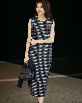 【ドゥクラッセ/DoCLASSE】 ふくれジャカード・スリーブレスワンピース人気、トレンドファッション・服の通販 founy(ファニー) ファッション Fashion レディースファッション WOMEN ワンピース Dress コンパクト Compact ジャカード Jacquard ストレート Straight スマート Smart セットアップ Set Up モノトーン Monotone |ID:prp329100004131981
