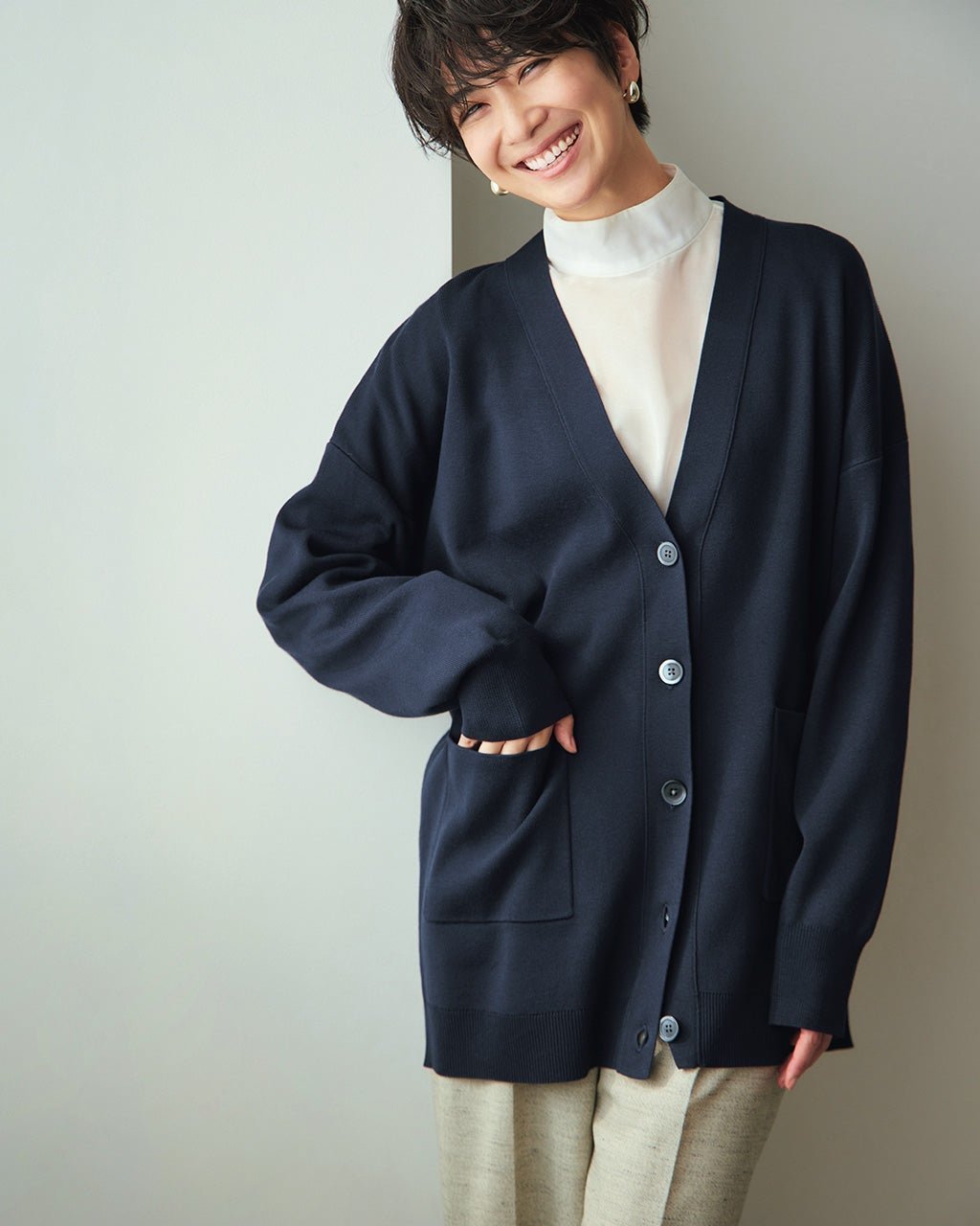 【ドゥクラッセ/DoCLASSE】の総針編み・Vネックボタンカーディガン インテリア・キッズ・メンズ・レディースファッション・服の通販 founy(ファニー) 　ファッション　Fashion　レディースファッション　Fashion for Women　トップス・カットソー　Cut & Sew Tops　カーディガン・羽織り　Layered Style Cardigans　Vネックトップス　V-Neck Tops / V-Cut Neckline Shirts　カーディガン　Cardigan, Knitwear　セーター　Sweater, Knitwear　トレンド　Trend, Trending Now　リラックス　Relax, Relaxed Fit　人気　Popular, Best Seller　ミッドナイトブルー|ID: prp329100004134511 ipo3291000000036296296