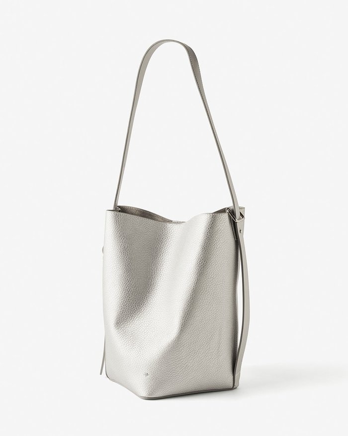 【ドゥクラッセ/DoCLASSE】のバケットトート・2WAYレザーバッグ インテリア・キッズ・メンズ・レディースファッション・服の通販 founy(ファニー) https://founy.com/ ファッション Fashion レディースファッション Fashion for Women バッグ Bags レイングッズ・傘・晴雨兼用傘 Umbrellas & Rain Gear インナー Innerwear ショルダー Shoulder, Shoulder Strap スクエア Square, Square Shape トレンド Trend, Trending Now バケツ Bucket, Bucket Style フォルム Silhouette, Form 定番 Standard, Basic Item 巾着 Drawstring Bag, Kinchaku 日傘 Parasol, UV Umbrella |ID: prp329100004168670 ipo3291000000033605142