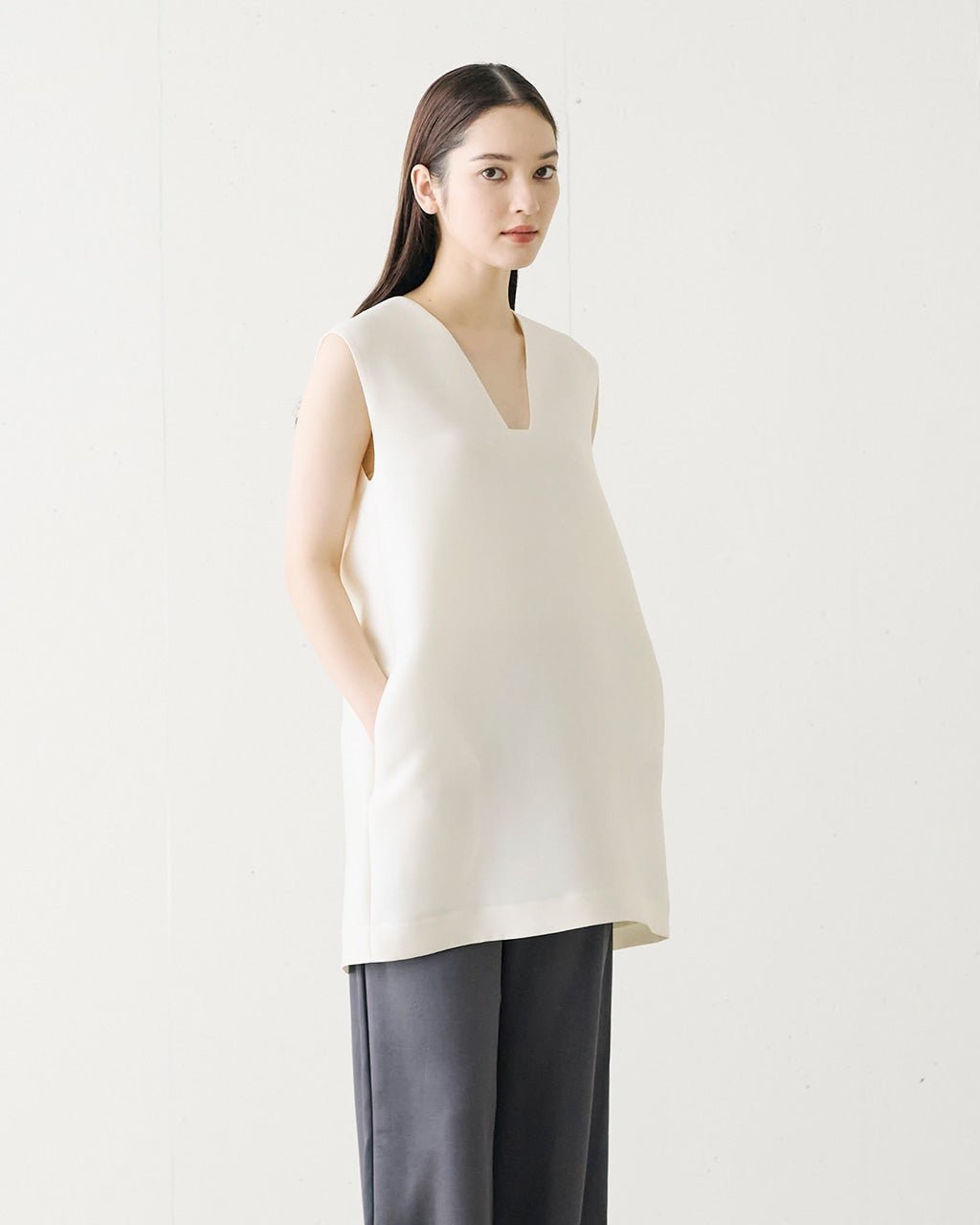 【ドゥクラッセ/DoCLASSE】のオクタダブルクロス・チュニックジレ 人気、トレンドファッション・服の通販 founy(ファニー) 　ファッション　Fashion　レディースファッション　Ladies' Fashion Online　アウター　Coat Outerwear　トップス・カットソー　Tops/Tshirt　ベスト/ジレ　Gilets/Vests　シルク　Silk　シンプル　Simple　スクエア　Square　タートル　Turtle　ノースリーブ　No Sleeve　フォルム　Form　NEW・新作・新着・新入荷　New Arrivals　 other-1|ID: prp329100004210618 ipo3291000000032636804
