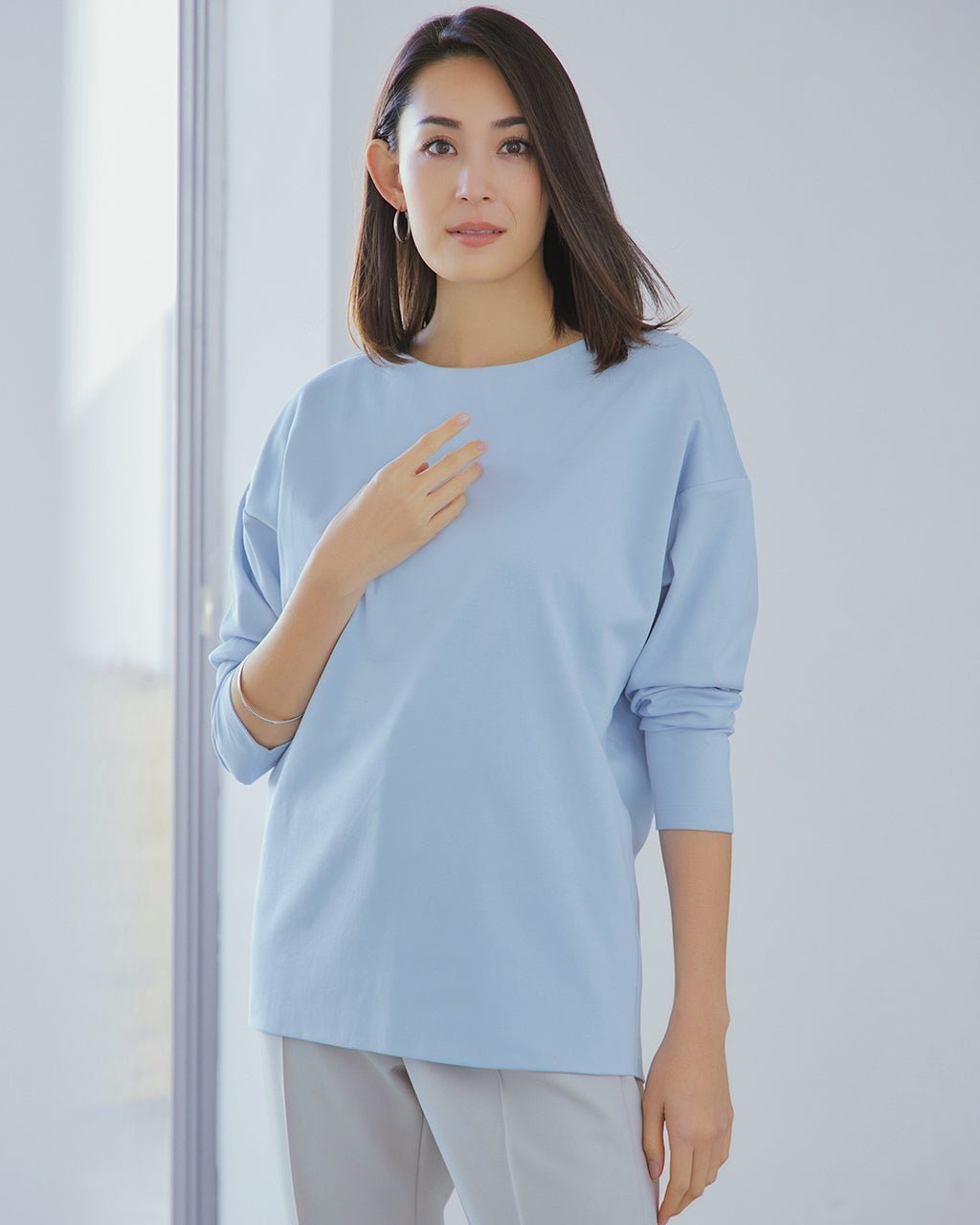 【ドゥクラッセ/DoCLASSE】のリラックスフォルム/長袖・ドゥクラッセTシャツ インテリア・キッズ・メンズ・レディースファッション・服の通販 founy(ファニー) 　ファッション　Fashion　レディースファッション　Fashion for Women　トップス・カットソー　Cut & Sew Tops　シャツ・ブラウス・オフィスカジュアル　Elegant Blouses & Button-Ups　ロングTシャツ・Tシャツ　Longline T-Shirts & Tees　カットソー・ベーシックTシャツ　Cut-and-Sewn Tops / Stretch Tees & Basics　インナー　Innerwear　カットソー　Cut and Sewn Top　シンプル　Simple, Minimal　ジャケット　Jacket, Outerwear　ダブル　Double, Double-Breasted　デニム　Denim, Jeans Material　定番　Standard, Basic Item　なめらか　Smooth, Silky Texture　人気　Popular, Best Seller　長袖　Long Sleeve, Full Sleeve　パール　Pearl, Pearl Accent　フォルム　Silhouette, Form　フロント　Front, Front Design　ベーシック　Basic, Essential　半袖　Short Sleeve, Half Sleeve　リラックス　Relax, Relaxed Fit　おすすめ　Recommended / Our Picks　エレガント 上品　Elegant　ビジネス 仕事 通勤　Business / Work / Commuting　ペールブルー|ID: prp329100004392256 ipo3291000000030709535