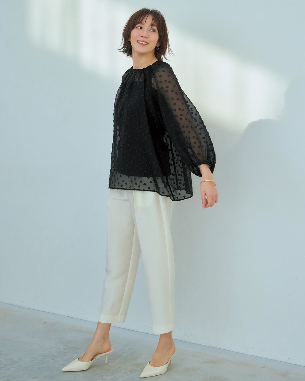 【ドゥクラッセ/DoCLASSE】のシアードットジャカード・ギャザーブラウス インテリア・キッズ・メンズ・レディースファッション・服の通販 founy(ファニー) 　ファッション　Fashion　レディースファッション　Fashion for Women　トップス・カットソー　Cut & Sew Tops　シャツ・ブラウス・オフィスカジュアル　Elegant Blouses & Button-Ups　ギャザー　Gathered, Ruffled　シアー　Sheer, See-Through　ジャカード／ジャガード　Jacquard, Woven Pattern　トレンド　Trend, Trending Now　ドット　Polka Dot, Dot Pattern　リボン　Ribbon, Bow　ブラック|ID: prp329100004392271 ipo3291000000036037669