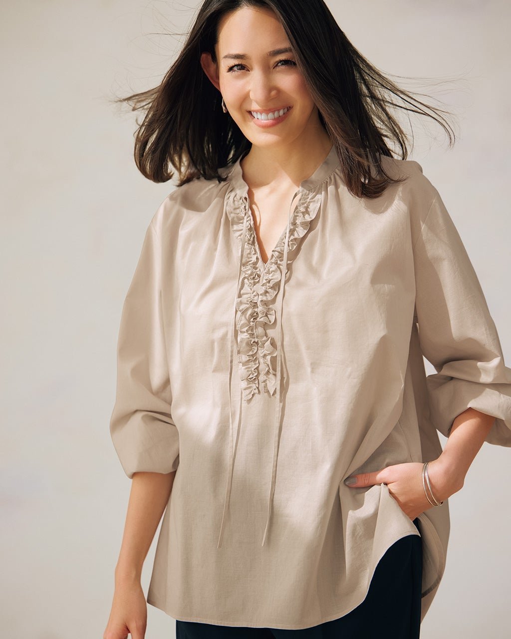 【ドゥクラッセ/DoCLASSE】のコットンローン・フリルキーネックブラウス インテリア・キッズ・メンズ・レディースファッション・服の通販 founy(ファニー) 　ファッション　Fashion　レディースファッション　Fashion for Women　トップス・カットソー　Cut & Sew Tops　シャツ・ブラウス・オフィスカジュアル　Elegant Blouses & Button-Ups　スタンド　Stand Collar, Upright Stand　フリル　Frill, Ruffle　人気　Popular, Best Seller　グレーベージュ|ID: prp329100004433426 ipo3291000000036038150