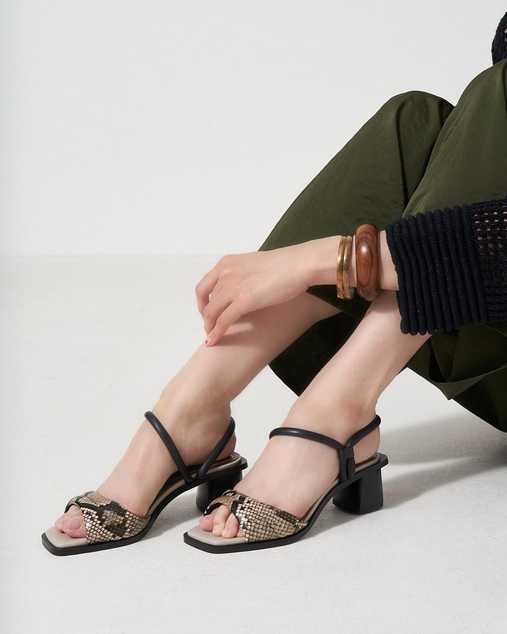 【フィットフィット/fitfit】の2WAYパデットブロックヒールサンダル インテリア・キッズ・メンズ・レディースファッション・服の通販 founy(ファニー) 　ファッション　Fashion　レディースファッション　Fashion for Women　エレガント 上品　Elegant　グラフィック　Graphic, Graphic Design　軽量　Lightweight, Ultra Light　サンダル　Sandals, Summer Shoes　スクエア　Square, Square Shape　ダブル　Double, Double-Breasted　トレンド　Trend, Trending Now　フィット　Fit, Slim Fit　ブロック　Block, Solid Block Pattern　ミュール　Mule, Backless Shoes　ラップ　Wrap, Wrap Design　ラバー　Rubber, Rubber Sole　ワイド　Wide, Wide Fit　パイソン|ID: prp329100004450904 ipo3291000000036066527