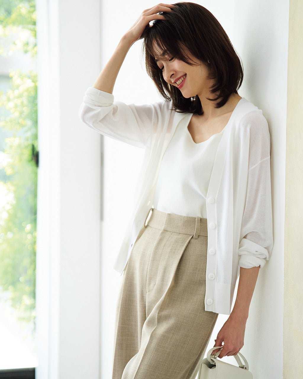 【ドゥクラッセ/DoCLASSE】のライトシアー・Vネックカーディガン 人気、トレンドファッション・服の通販 founy(ファニー) 　ファッション　Fashion　レディースファッション　Fashion for Women　トップス・カットソー　Cut & Sew Tops　カーディガン・羽織り　Layered Style Cardigans　Vネックトップス　V-Neck Tops / V-Cut Neckline Shirts　カーディガン　Cardigan, Knitwear　コンパクト　Compact, Small Size　シアー　Sheer, See-Through　フェイス　Face, Facial Design　ボトム　Bottoms, Lower Wear　エレガント 上品　Elegant　人気　Popular, Best Seller　 other-1|ID: prp329100004485551 ipo3291000000032426806