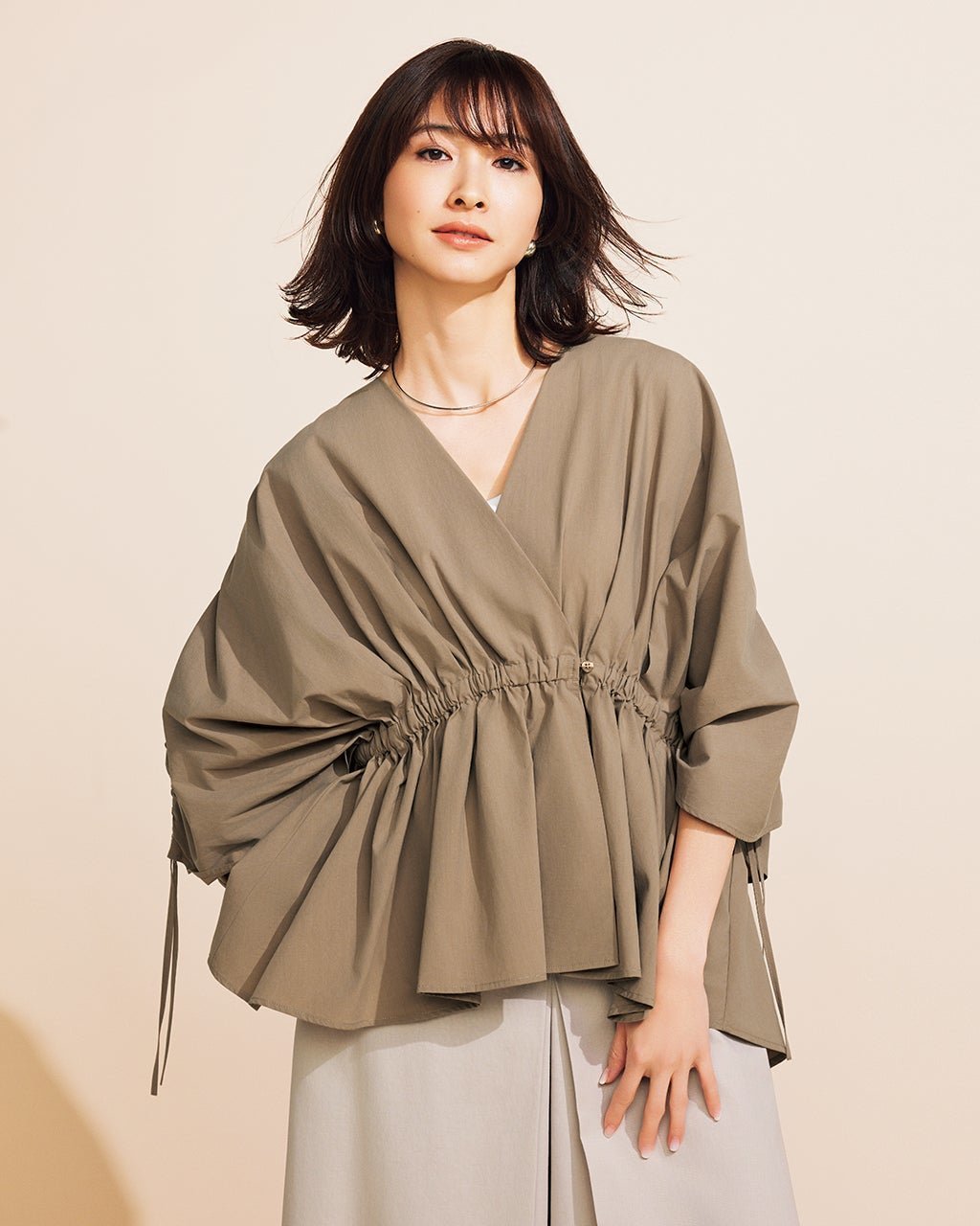 【ドゥクラッセ/DoCLASSE】のリヨセルコットン・ギャザードルマンブラウス インテリア・キッズ・メンズ・レディースファッション・服の通販 founy(ファニー) 　ファッション　Fashion　レディースファッション　Fashion for Women　トップス・カットソー　Cut & Sew Tops　シャツ・ブラウス・オフィスカジュアル　Elegant Blouses & Button-Ups　ギャザー　Gathered, Ruffled　ドレープ　Drape, Draping Fabric　ラグジュアリー　Luxury, Elegant　夏　Summer　モカ|ID: prp329100004487234 ipo3291000000034696713