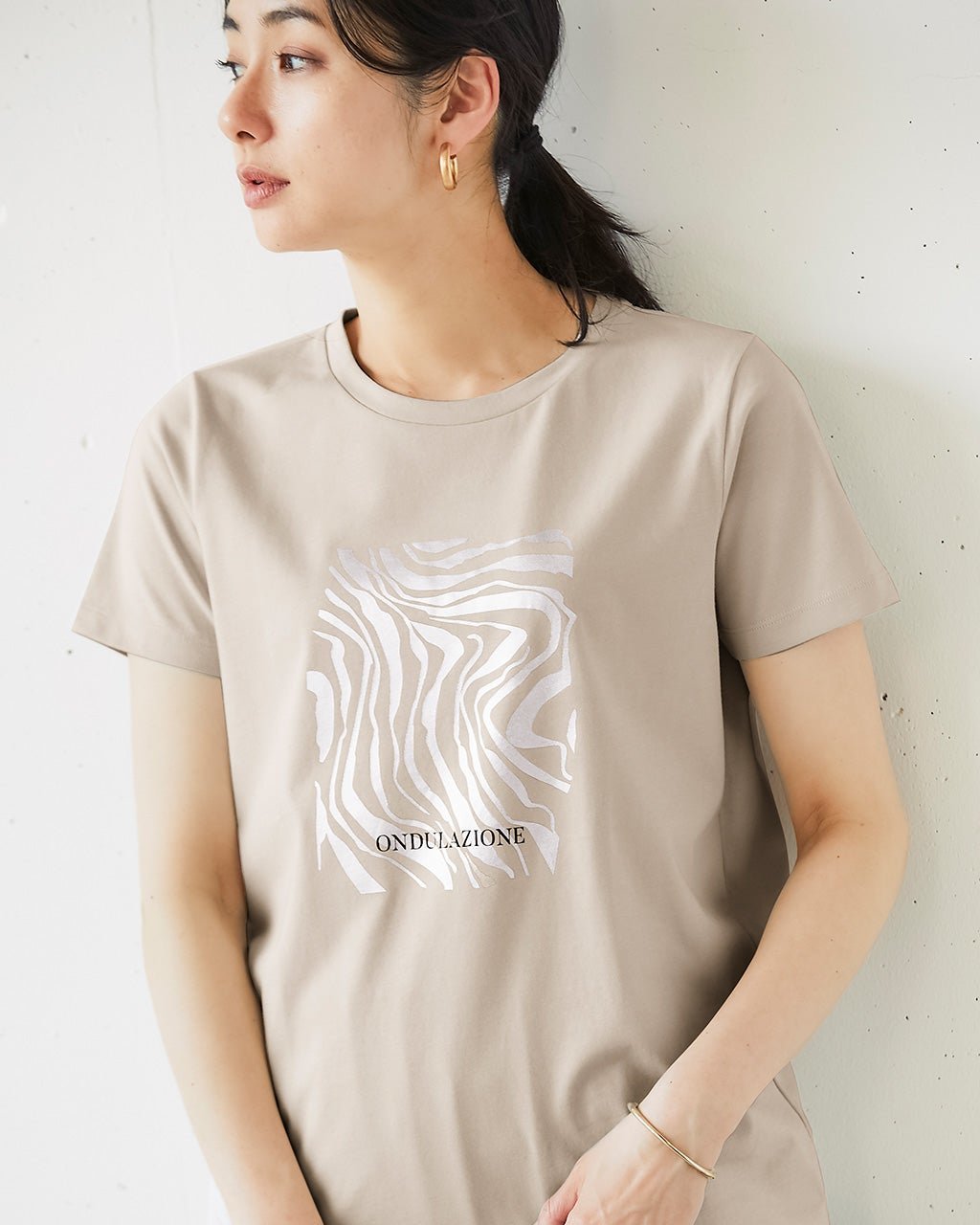 【ドゥクラッセ/DoCLASSE】のメタリックデザインTシャツ インテリア・キッズ・メンズ・レディースファッション・服の通販 founy(ファニー) 　ファッション　Fashion　レディースファッション　Fashion for Women　トップス・カットソー　Cut & Sew Tops　シャツ・ブラウス・オフィスカジュアル　Elegant Blouses & Button-Ups　ロングTシャツ・Tシャツ　Longline T-Shirts & Tees　カットソー・ベーシックTシャツ　Cut-and-Sewn Tops / Stretch Tees & Basics　なめらか　Smooth, Silky Texture　カットソー　Cut and Sewn Top　グラフィック　Graphic, Graphic Design　プリント　Print, Printed Pattern　エレガント 上品　Elegant　人気　Popular, Best Seller　夏　Summer　ライトグレー|ID: prp329100004522395 ipo3291000000032426761