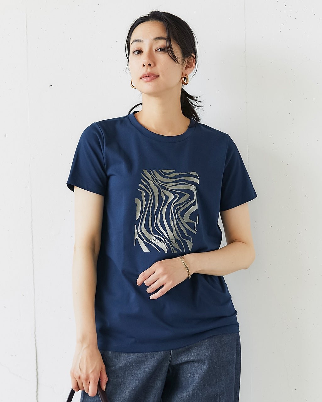 【ドゥクラッセ/DoCLASSE】のメタリックデザインTシャツ インテリア・キッズ・メンズ・レディースファッション・服の通販 founy(ファニー) 　ファッション　Fashion　レディースファッション　Fashion for Women　トップス・カットソー　Cut & Sew Tops　シャツ・ブラウス・オフィスカジュアル　Elegant Blouses & Button-Ups　ロングTシャツ・Tシャツ　Longline T-Shirts & Tees　カットソー・ベーシックTシャツ　Cut-and-Sewn Tops / Stretch Tees & Basics　なめらか　Smooth, Silky Texture　カットソー　Cut and Sewn Top　グラフィック　Graphic, Graphic Design　プリント　Print, Printed Pattern　エレガント 上品　Elegant　人気　Popular, Best Seller　夏　Summer　ネイビー|ID: prp329100004522395 ipo3291000000032426762