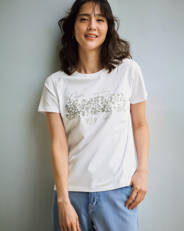 【ドゥクラッセ/DoCLASSE】のメタリックデザインTシャツ インテリア・キッズ・メンズ・レディースファッション・服の通販 founy(ファニー) https://founy.com/ ファッション Fashion レディースファッション Fashion for Women トップス・カットソー Cut & Sew Tops シャツ・ブラウス・オフィスカジュアル Elegant Blouses & Button-Ups ロングTシャツ・Tシャツ Longline T-Shirts & Tees カットソー・ベーシックTシャツ Cut-and-Sewn Tops / Stretch Tees & Basics なめらか Smooth, Silky Texture カットソー Cut and Sewn Top グラフィック Graphic, Graphic Design プリント Print, Printed Pattern エレガント 上品 Elegant 人気 Popular, Best Seller 夏 Summer |ID: prp329100004522395 ipo3291000000032515513