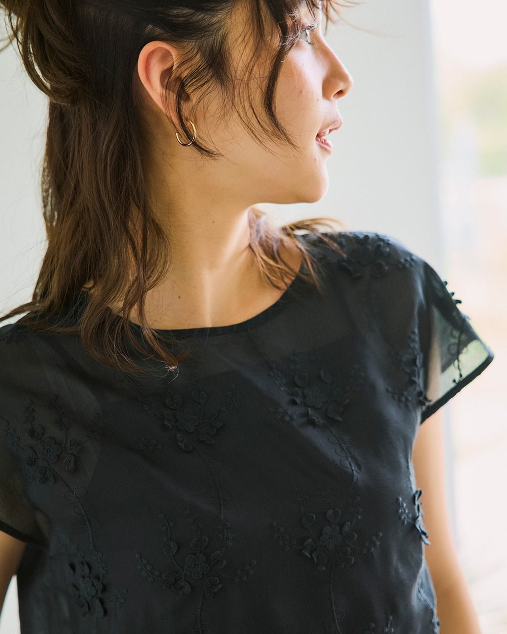 【ドゥクラッセ/DoCLASSE】のフラワー刺しゅう・シアープルオーバー インテリア・キッズ・メンズ・レディースファッション・服の通販 founy(ファニー) 　ファッション　Fashion　レディースファッション　WOMEN　トップス・カットソー　Tops/Tshirt　シャツ/ブラウス　Shirts/Blouses　プルオーバー　Pullover　NEW・新作・新着・新入荷　New Arrivals　インナー　Inner　キャミソール　Camisole　フラワー　Flower　モチーフ　Motif　レース　Race　ビジネス 仕事 通勤　Business　ブラック|ID: prp329100004524208 ipo3291000000032002367