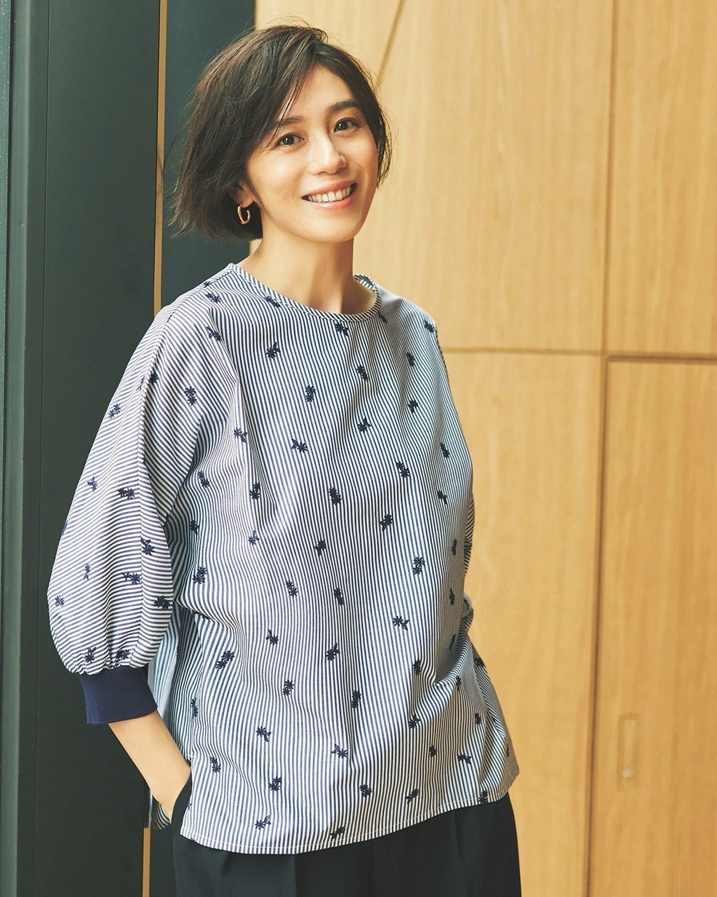 【ドゥクラッセ/DoCLASSE】の刺繍ストライプ・プルオーバーブラウス インテリア・キッズ・メンズ・レディースファッション・服の通販 founy(ファニー) 　ファッション　Fashion　レディースファッション　WOMEN　トップス・カットソー　Tops/Tshirt　シャツ/ブラウス　Shirts/Blouses　プルオーバー　Pullover　スタイリッシュ　Stylish　ストライプ　Stripe　スリーブ　Sleeve　ブロード　Broad　無地　Plain Color　ネイビーパターン|ID: prp329100004556924 ipo3291000000032209829