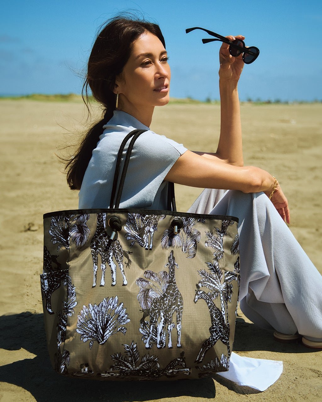 【ドゥクラッセ/DoCLASSE】のプリント柄リバーシブル・トートバッグ 人気、トレンドファッション・服の通販 founy(ファニー) ファッション Fashion レディースファッション Fashion for Women バッグ Bags レイングッズ・傘・晴雨兼用傘 Umbrellas & Rain Gear おすすめ Recommended / Our Picks プリント Print, Printed Pattern ポケット Pocket, Pocket Detail 旅行 Travel 日傘 Parasol, UV Umbrella 無地 Plain, Solid Color other-1|ID: prp329100004600866 ipo3291000000033488615