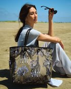 【ドゥクラッセ/DoCLASSE】のプリント柄リバーシブル・トートバッグ 人気、トレンドファッション・服の通販 founy(ファニー) ファッション Fashion レディースファッション Fashion for Women バッグ Bags レイングッズ・傘・晴雨兼用傘 Umbrellas & Rain Gear おすすめ Recommended / Our Picks プリント Print, Printed Pattern ポケット Pocket, Pocket Detail 旅行 Travel 日傘 Parasol, UV Umbrella 無地 Plain, Solid Color thumbnail カーキ|ID: prp329100004600866 ipo3291000000035014097