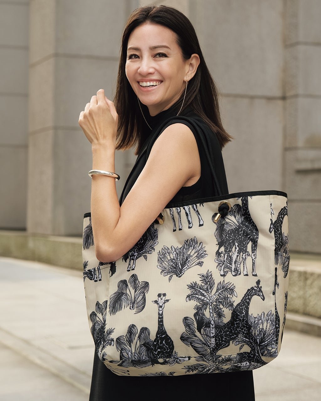 【ドゥクラッセ/DoCLASSE】のプリント柄リバーシブル・トートバッグ インテリア・キッズ・メンズ・レディースファッション・服の通販 founy(ファニー) 　ファッション　Fashion　レディースファッション　Fashion for Women　バッグ　Bags　レイングッズ・傘・晴雨兼用傘　Umbrellas & Rain Gear　おすすめ　Recommended / Our Picks　プリント　Print, Printed Pattern　ポケット　Pocket, Pocket Detail　旅行　Travel　日傘　Parasol, UV Umbrella　無地　Plain, Solid Color　エクルー|ID: prp329100004600866 ipo3291000000035014099