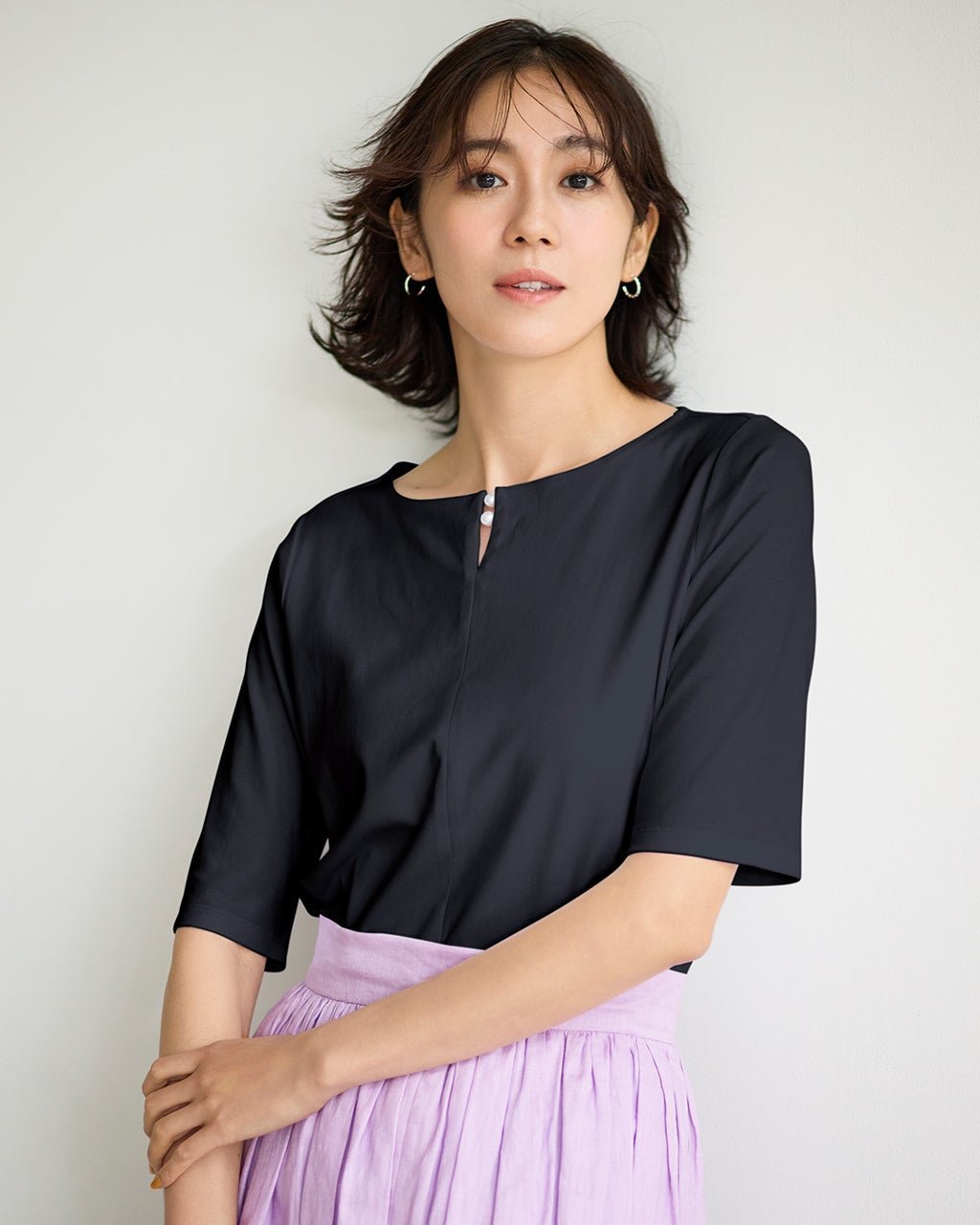 【ドゥクラッセ/DoCLASSE】のパールキーネック・5分袖/スーピマ・ドゥクラッセTシャツ 人気、トレンドファッション・服の通販 founy(ファニー) 　ファッション　Fashion　レディースファッション　Fashion for Women　トップス・カットソー　Cut & Sew Tops　シャツ・ブラウス・オフィスカジュアル　Elegant Blouses & Button-Ups　ロングTシャツ・Tシャツ　Longline T-Shirts & Tees　カットソー・ベーシックTシャツ　Cut-and-Sewn Tops / Stretch Tees & Basics　インナー　Innerwear　カットソー　Cut and Sewn Top　シンプル　Simple, Minimal　ジャケット　Jacket, Outerwear　ダブル　Double, Double-Breasted　デニム　Denim, Jeans Material　定番　Standard, Basic Item　なめらか　Smooth, Silky Texture　パール　Pearl, Pearl Accent　フロント　Front, Front Design　ベーシック　Basic, Essential　半袖　Short Sleeve, Half Sleeve　おすすめ　Recommended / Our Picks　夏　Summer　ビジネス 仕事 通勤　Business / Work / Commuting　 other-1|ID: prp329100004600869 ipo3291000000033218803