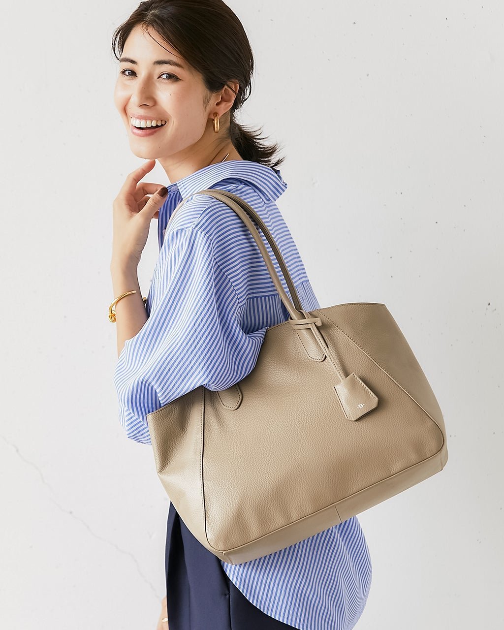 【ドゥクラッセ/DoCLASSE】の本革・エアートートバッグ インテリア・キッズ・メンズ・レディースファッション・服の通販 founy(ファニー) 　ファッション　Fashion　レディースファッション　Fashion for Women　バッグ　Bags　レイングッズ・傘・晴雨兼用傘　Umbrellas & Rain Gear　シンプル　Simple, Minimal　定番　Standard, Basic Item　フィット　Fit, Slim Fit　フォルム　Silhouette, Form　ポケット　Pocket, Pocket Detail　日傘　Parasol, UV Umbrella　トープ|ID: prp329100004630996 ipo3291000000033316058