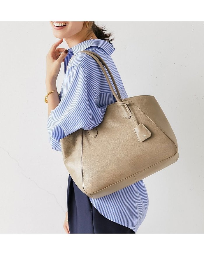 【ドゥクラッセ/DoCLASSE】の本革・エアートートバッグM インテリア・キッズ・メンズ・レディースファッション・服の通販 founy(ファニー) https://founy.com/ ファッション Fashion レディースファッション Fashion for Women バッグ Bags レイングッズ・傘・晴雨兼用傘 Umbrellas & Rain Gear イエロー Yellow 軽量 Lightweight, Ultra Light 人気 Popular, Best Seller フォーム Form 日傘 Parasol, UV Umbrella |ID: prp329100004630996 ipo3291000000033488611