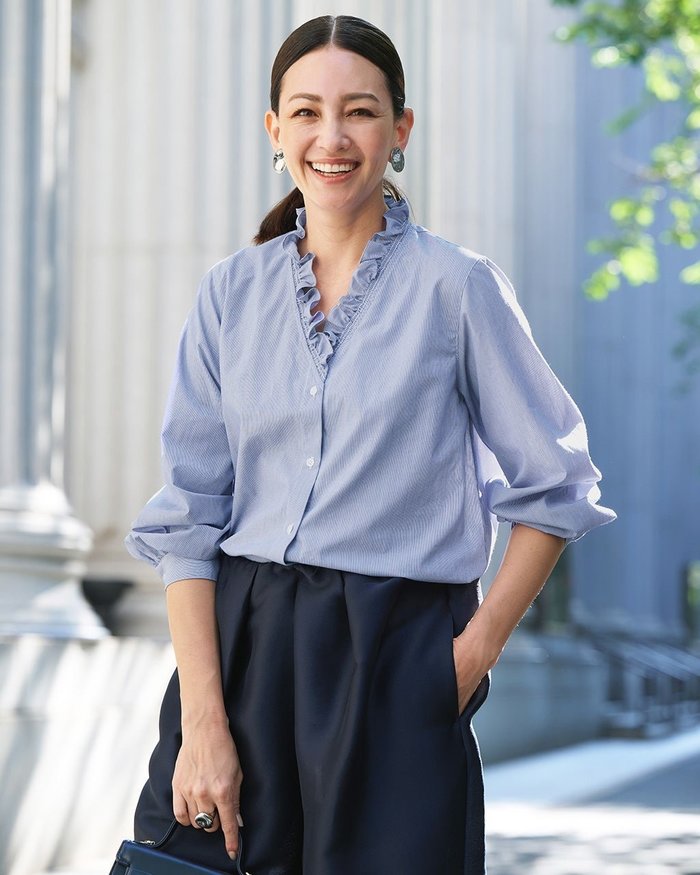 【ドゥクラッセ/DoCLASSE】のフリルデザイン・Vネックシャツ インテリア・キッズ・メンズ・レディースファッション・服の通販 founy(ファニー) https://founy.com/ ファッション Fashion レディースファッション Fashion for Women トップス・カットソー Cut & Sew Tops シャツ・ブラウス・オフィスカジュアル Elegant Blouses & Button-Ups Vネックトップス V-Neck Tops / V-Cut Neckline Shirts アクセサリー Fashion Accessories エレガント 上品 Elegant シャーリング Shirring, Ruched スリーブ Sleeve, Long Sleeve / Short Sleeve デコルテ Décolleté, Neckline ネックレス Necklace, Pendant Necklace フェミニン Feminine, Girly フリル Frill, Ruffle レギュラー Regular, Standard Fit |ID: prp329100004638403 ipo3291000000036160083