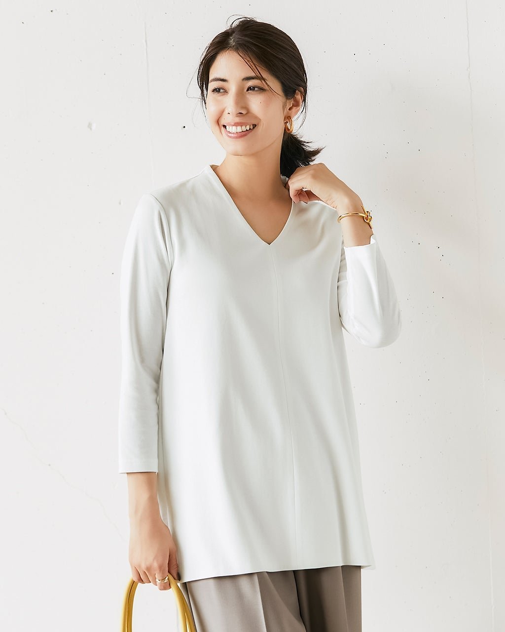 【ドゥクラッセ/DoCLASSE】の立体Vネック長め丈/8分袖・ドゥクラッセTシャツ インテリア・キッズ・メンズ・レディースファッション・服の通販 founy(ファニー) 　ファッション　Fashion　レディースファッション　Fashion for Women　トップス・カットソー　Cut & Sew Tops　シャツ・ブラウス・オフィスカジュアル　Elegant Blouses & Button-Ups　ロングTシャツ・Tシャツ　Longline T-Shirts & Tees　カットソー・ベーシックTシャツ　Cut-and-Sewn Tops / Stretch Tees & Basics　Vネックトップス　V-Neck Tops / V-Cut Neckline Shirts　インナー　Innerwear　カットソー　Cut and Sewn Top　シンプル　Simple, Minimal　ジャケット　Jacket, Outerwear　ダブル　Double, Double-Breasted　デニム　Denim, Jeans Material　定番　Standard, Basic Item　なめらか　Smooth, Silky Texture　パール　Pearl, Pearl Accent　フロント　Front, Front Design　ベーシック　Basic, Essential　半袖　Short Sleeve, Half Sleeve　新作・新入荷　New Arrivals / New In　おすすめ　Recommended / Our Picks　エレガント 上品　Elegant　ビジネス 仕事 通勤　Business / Work / Commuting　オフホワイト|ID: prp329100004638428 ipo3291000000033431072
