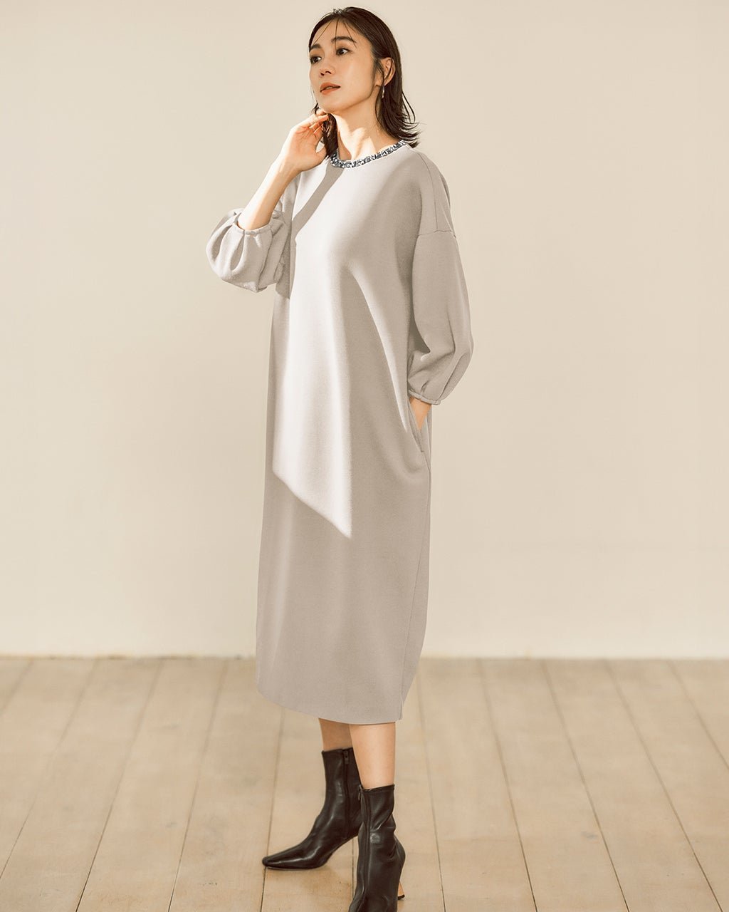 【ドゥクラッセ/DoCLASSE】のライトダンボールニット・ビジューワンピース インテリア・キッズ・メンズ・レディースファッション・服の通販 founy(ファニー) 　ファッション　Fashion　レディースファッション　Fashion for Women　ワンピース　Dresses　新作・新入荷　New Arrivals / New In　カットソー　Cut and Sewn Top　スリーブ　Sleeve, Long Sleeve / Short Sleeve　ビジュー　Bijou, Jewel-like Accent　エレガント 上品　Elegant　ライトグレー|ID: prp329100004665374 ipo3291000000033747094