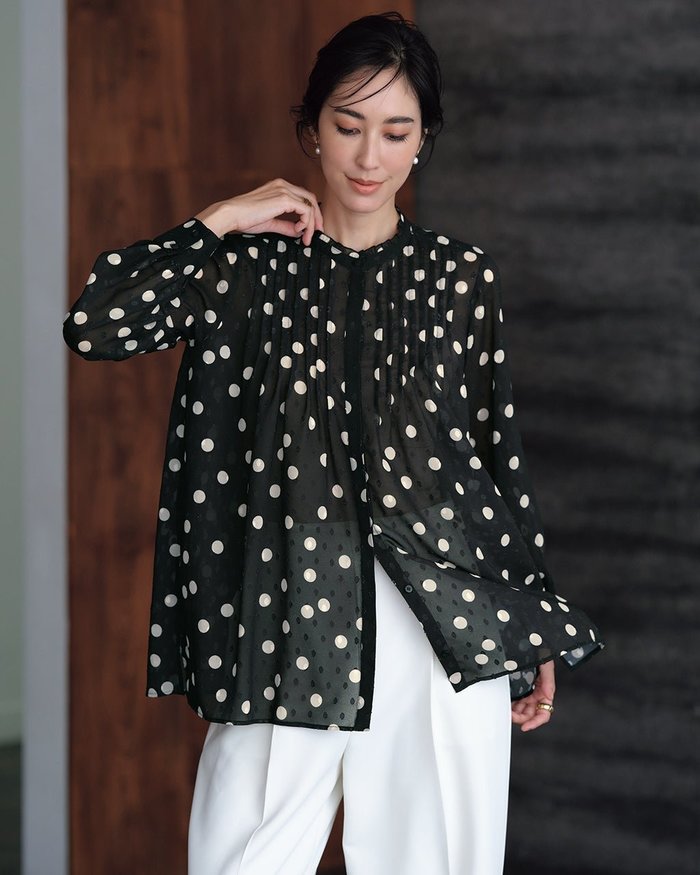 【ドゥクラッセ/DoCLASSE】のドットジャカード・ピンタックブラウス インテリア・キッズ・メンズ・レディースファッション・服の通販 founy(ファニー) https://founy.com/ ファッション Fashion レディースファッション Fashion for Women トップス・カットソー Cut & Sew Tops シャツ・ブラウス・オフィスカジュアル Elegant Blouses & Button-Ups エレガント 上品 Elegant シアー Sheer, See-Through ジャカード/ジャガード Jacquard, Woven Pattern スキッパー Skipper, Open Collar ドット Polka Dot, Dot Pattern フロント Front, Front Design プリント Print, Printed Pattern |ID: prp329100004665387 ipo3291000000033747152