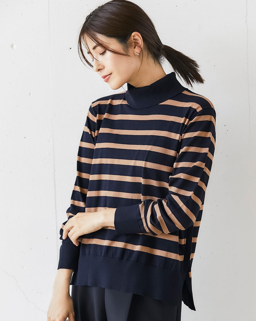 【ドゥクラッセ/DoCLASSE】のハイゲージニット・バックスリットタートル インテリア・キッズ・メンズ・レディースファッション・服の通販 founy(ファニー) 　ファッション　Fashion　レディースファッション　Fashion for Women　トップス・カットソー　Cut & Sew Tops　ニット　Knit Tops & Sweaters　新作・新入荷　New Arrivals / New In　なめらか　Smooth, Silky Texture　スリット　Slit, Slit Detail　センター　Center, Center Line　タートル　Turtleneck, Turtle Collar　タートルネック　Turtleneck, High Neck　フォルム　Silhouette, Form　ロング　Long, Long-Length　ワンポイント　One Point, Statement Accent　冬　Winter / This Winter　秋　Autumn　A/W・秋冬　Autumn/Winter　ベージュXネイビー|ID: prp329100004665433 ipo3291000000033747321