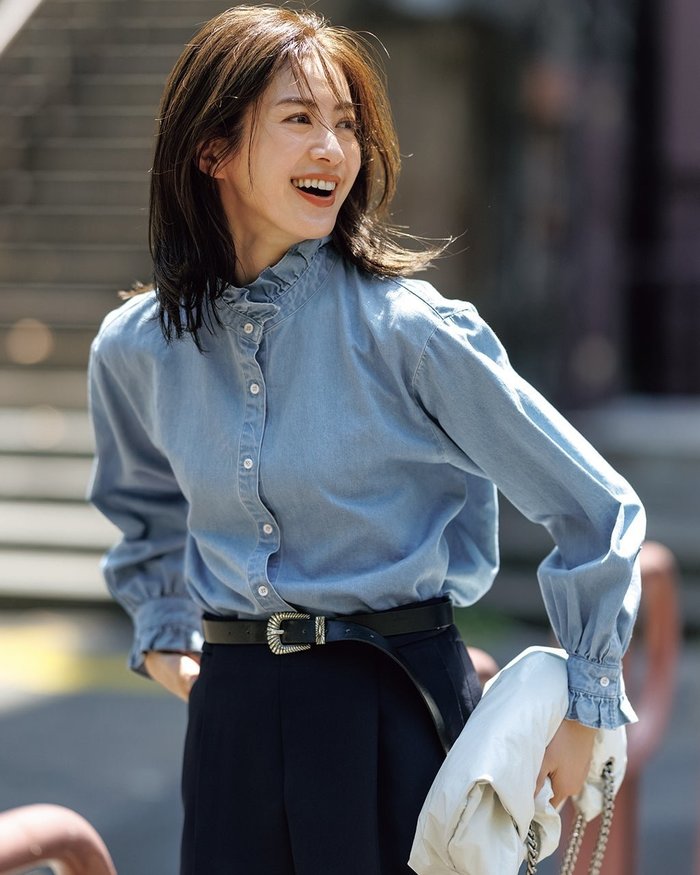 【ドゥクラッセ/DoCLASSE】のドレープデニム・フリルスタンドカラーブラウス インテリア・キッズ・メンズ・レディースファッション・服の通販 founy(ファニー) https://founy.com/ ファッション Fashion レディースファッション Fashion for Women トップス・カットソー Cut & Sew Tops シャツ・ブラウス・オフィスカジュアル Elegant Blouses & Button-Ups スタンド Stand Collar, Upright Stand フェミニン Feminine, Girly フリル Frill, Ruffle |ID: prp329100004665653 ipo3291000000033747682