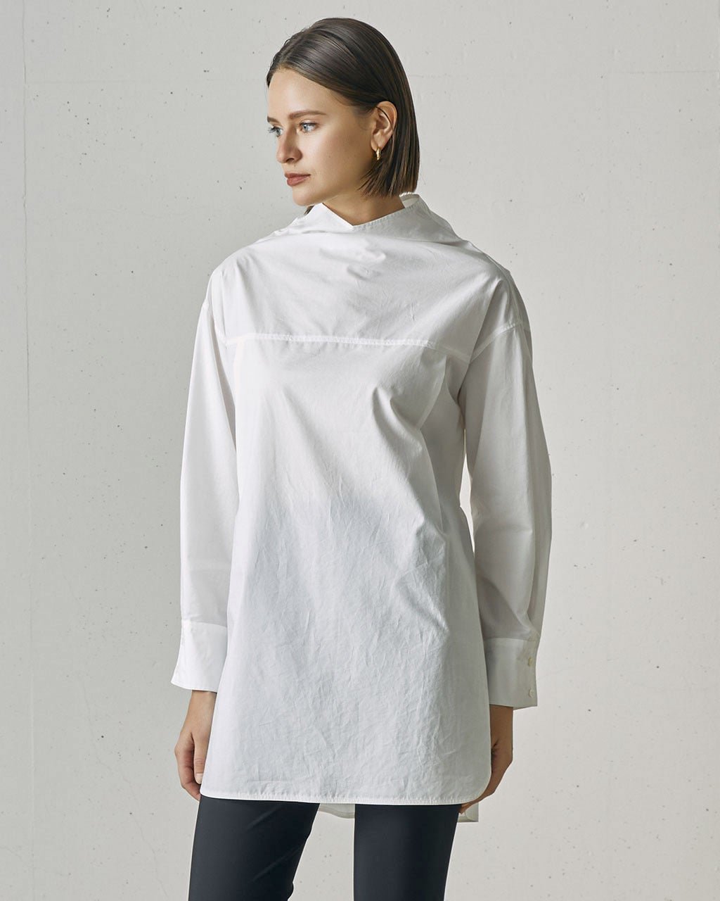 【ドゥクラッセ/DoCLASSE】の高密度コットン・ハイネックオーバーシャツ 人気、トレンドファッション・服の通販 founy(ファニー) 　ファッション　Fashion　レディースファッション　Fashion for Women　トップス・カットソー　Cut & Sew Tops　シャツ・ブラウス・オフィスカジュアル　Elegant Blouses & Button-Ups　新作・新入荷　New Arrivals / New In　シンプル　Simple, Minimal　タイプライター　Typewriter Fabric, Crisp Cotton　ハイネック　High Neck, Mock Neck　フォルム　Silhouette, Form　プレーン　Plain, Simple　リボン　Ribbon, Bow　レギンス　Leggings, Stretch Pants　ロング　Long, Long-Length　 other-1|ID: prp329100004686768 ipo3291000000034943200