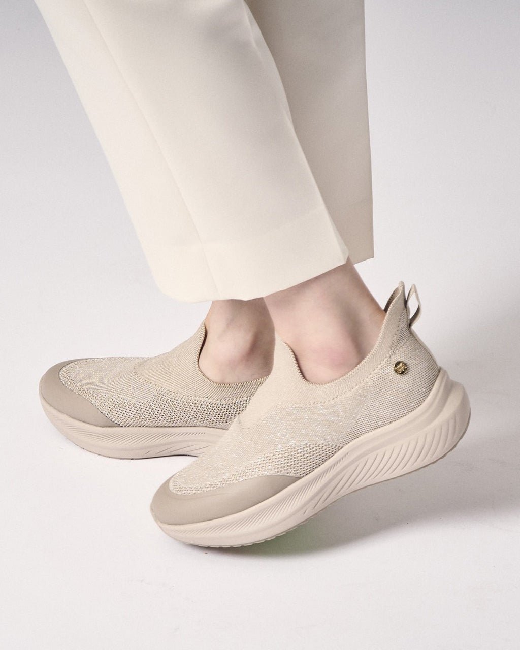 【フィットフィット/fitfit】の透湿防水スリッポンスニーカー550 インテリア・キッズ・メンズ・レディースファッション・服の通販 founy(ファニー) 　ファッション　Fashion　レディースファッション　Fashion for Women　インソール　Shoe Insole　クッション　Cushion, Throw Pillow　抗菌　Antibacterial, Bacteria-Resistant　軽量　Lightweight, Ultra Light　シューズ　Shoes, Footwear　シンプル　Simple, Minimal　スタイリッシュ　Stylish, Fashionable　スニーカー　Sneakers, Trainers　トレンド　Trend, Trending Now　フィット　Fit, Slim Fit　メタル　Metal, Metal Parts　メッシュ　Mesh, Net Fabric　ラバー　Rubber, Rubber Sole　リラックス　Relax, Relaxed Fit　ワイド　Wide, Wide Fit　新作・新入荷　New Arrivals / New In　エレガント 上品　Elegant　ベージュ|ID: prp329100004688299 ipo3291000000035799629