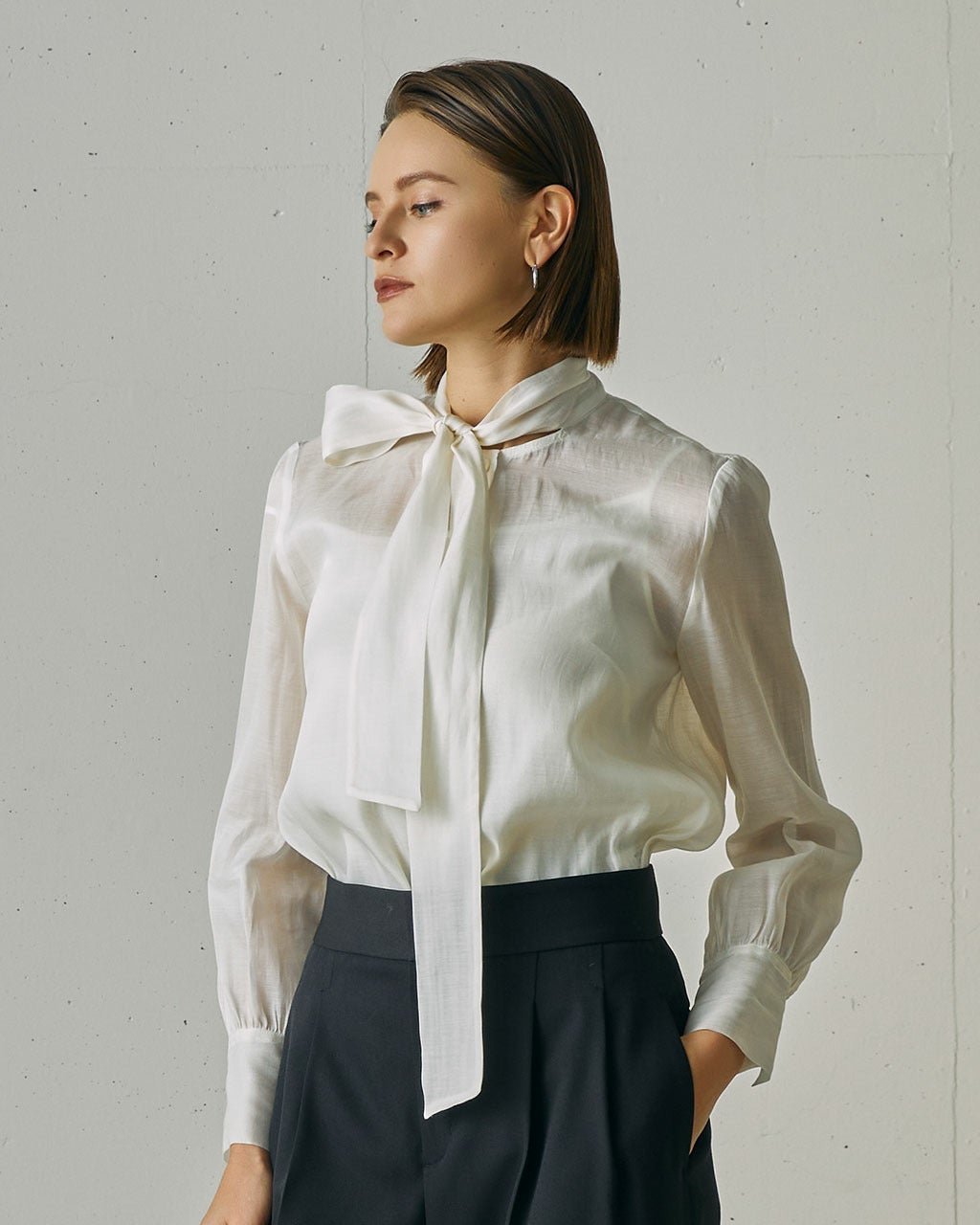 【ドゥクラッセ/DoCLASSE】の綿シルクオーガンジー・ボウタイブラウス インテリア・キッズ・メンズ・レディースファッション・服の通販 founy(ファニー) 　ファッション　Fashion　レディースファッション　Fashion for Women　トップス・カットソー　Cut & Sew Tops　シャツ・ブラウス・オフィスカジュアル　Elegant Blouses & Button-Ups　新作・新入荷　New Arrivals / New In　おすすめ　Recommended / Our Picks　オーガンジー　Organza Fabric　サテン　Satin, Glossy Fabric　シアー　Sheer, See-Through　シルク　Silk, 100% Silk　ジャケット　Jacket, Outerwear　トレンド　Trend, Trending Now　ドレープ　Drape, Draping Fabric　フェミニン　Feminine, Girly　エレガント 上品　Elegant　ホワイト|ID: prp329100004716998 ipo3291000000035932993