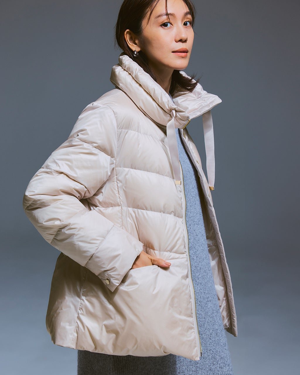 【ドゥクラッセ/DoCLASSE】の艶Airダウン・スタンドカラーコート インテリア・キッズ・メンズ・レディースファッション・服の通販 founy(ファニー) 　ファッション　Fashion　レディースファッション　Fashion for Women　アウター　Coat / Outerwear Collection　コート・ロングコート・ピーコート　Long Coats, Peacoats & More　カッティング　Cutting Detail　スタンド　Stand Collar, Upright Stand　タフタ　Taffeta, Structured Fabric　ダウン　Down, Puffer　人気　Popular, Best Seller　バランス　Balance, Style Balance　パターン　Pattern, Design Print　ペプラム　Peplum, Flared Hem　ストーン|ID: prp329100004717026 ipo3291000000034080993