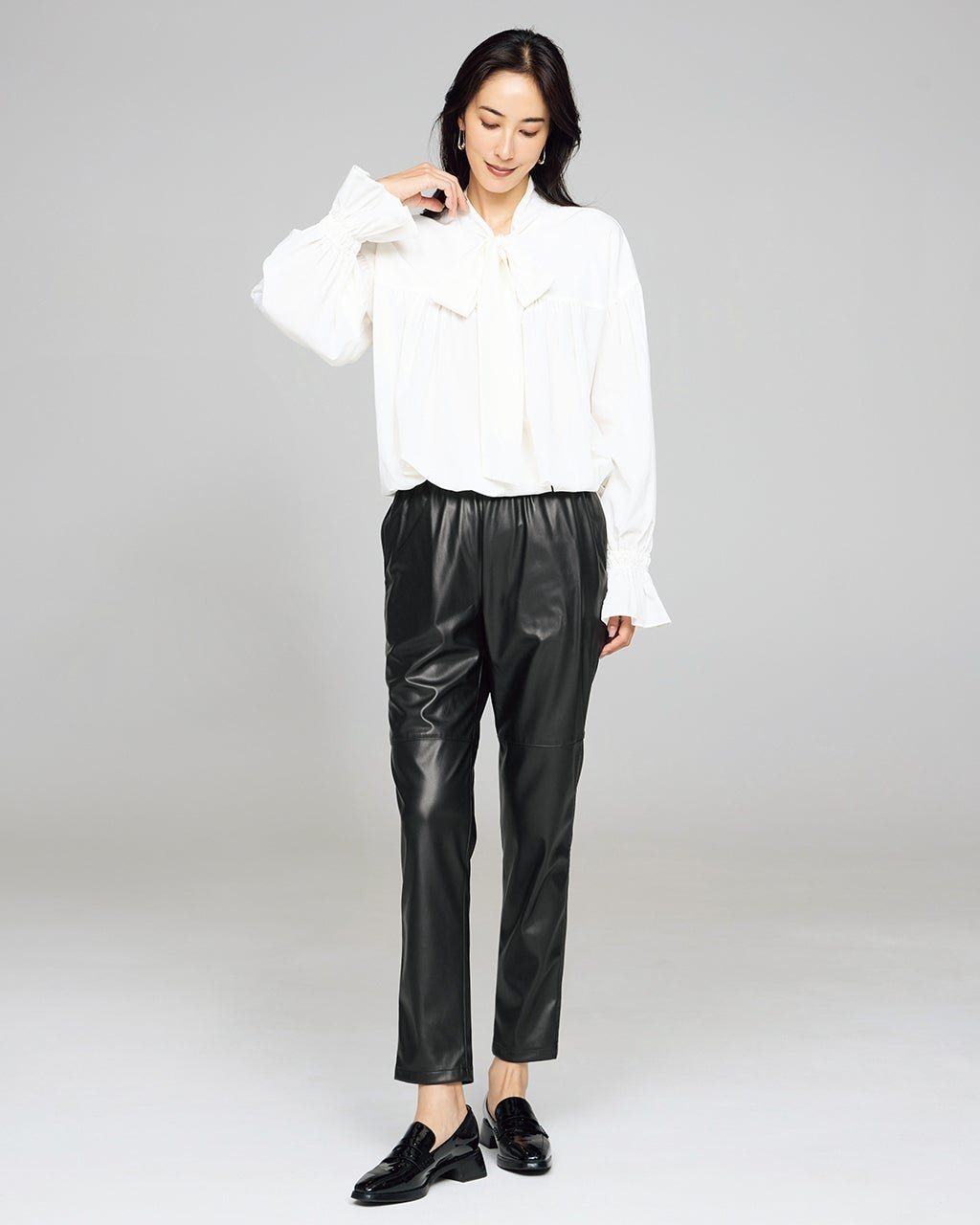 【ドゥクラッセ/DoCLASSE】のエコレザー・ギャザータックパンツ 人気、トレンドファッション・服の通販 founy(ファニー) 　ファッション　Fashion　レディースファッション　Fashion for Women　パンツ　Pants & Trousers　新作・新入荷　New Arrivals / New In　おすすめ　Recommended / Our Picks　モダン　Modern, Contemporary　リアル　Real, Realistic　 other-1|ID: prp329100004717042 ipo3291000000034081084