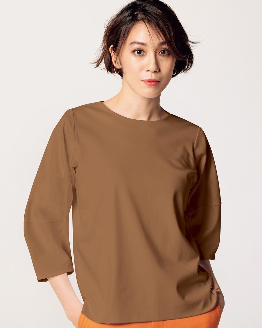 【ドゥクラッセ/DoCLASSE】の構築フォルム袖・ドゥクラッセTシャツ インテリア・キッズ・メンズ・レディースファッション・服の通販 founy(ファニー) 　ファッション　Fashion　レディースファッション　Fashion for Women　トップス・カットソー　Cut & Sew Tops　シャツ・ブラウス・オフィスカジュアル　Elegant Blouses & Button-Ups　ロングTシャツ・Tシャツ　Longline T-Shirts & Tees　カットソー・ベーシックTシャツ　Cut-and-Sewn Tops / Stretch Tees & Basics　インナー　Innerwear　カットソー　Cut and Sewn Top　シンプル　Simple, Minimal　ジャケット　Jacket, Outerwear　デニム　Denim, Jeans Material　定番　Standard, Basic Item　なめらか　Smooth, Silky Texture　パール　Pearl, Pearl Accent　フォルム　Silhouette, Form　ベーシック　Basic, Essential　半袖　Short Sleeve, Half Sleeve　おすすめ　Recommended / Our Picks　ビジネス 仕事 通勤　Business / Work / Commuting　ブラウン|ID: prp329100004725429 ipo3291000000034145665