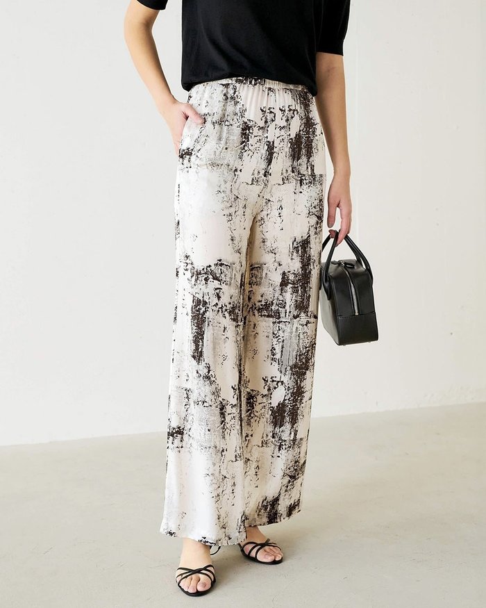 【ドゥクラッセ/DoCLASSE】のビスコースプリント・イージーワイドパンツ インテリア・キッズ・メンズ・レディースファッション・服の通販 founy(ファニー) https://founy.com/ ファッション Fashion レディースファッション Fashion for Women パンツ Pants & Trousers イタリア Italy エレガント 上品 Elegant サテン Satin, Glossy Fabric シルク Silk, 100% Silk ドレープ Drape, Draping Fabric プリント Print, Printed Pattern ラグジュアリー Luxury, Elegant リラックス Relax, Relaxed Fit ワイド Wide, Wide Fit |ID: prp329100004747312 ipo3291000000035005391