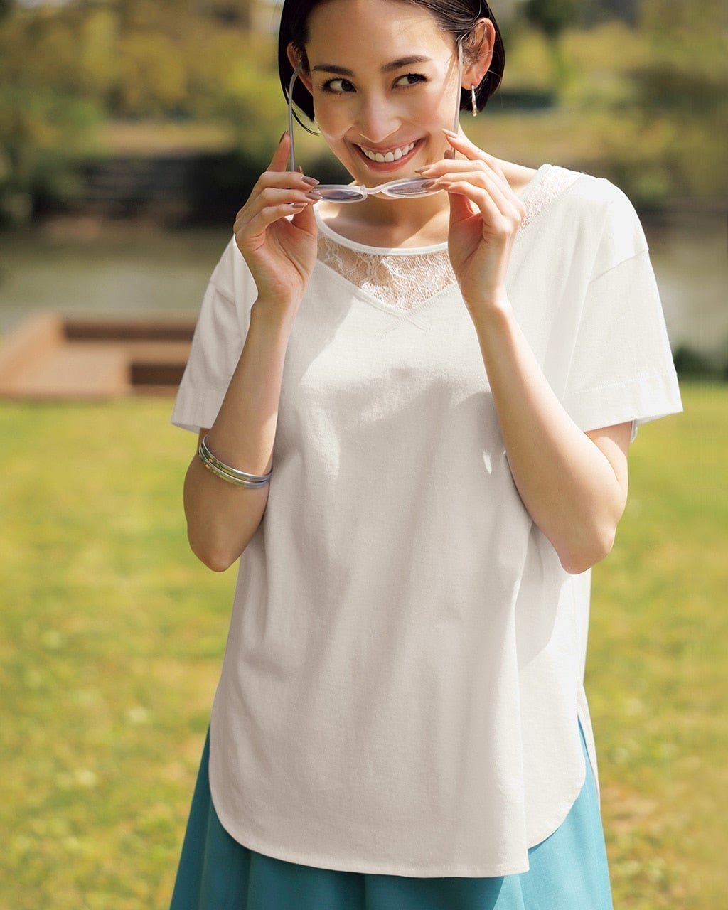 【ドゥクラッセ/DoCLASSE】の胸元レース切替・コットントップス インテリア・キッズ・メンズ・レディースファッション・服の通販 founy(ファニー)  ファッション Fashion レディースファッション Fashion for Women トップス・カットソー Cut & Sew Tops シャツ・ブラウス・オフィスカジュアル Elegant Blouses & Button-Ups ロングTシャツ・Tシャツ Longline T-Shirts & Tees カットソー・ベーシックTシャツ Cut-and-Sewn Tops / Stretch Tees & Basics カットソー Cut and Sewn Top デコルテ Décolleté, Neckline レース Lace, Lace Fabric 切替 Switching, Contrast Panel ライトグレー|ID: prp329100004753074 ipo3291000000034378264