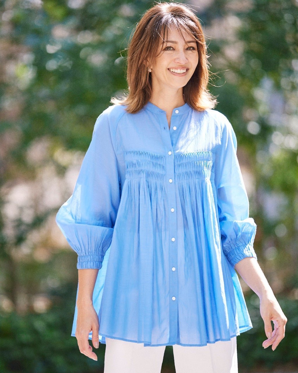 【ドゥクラッセ/DoCLASSE】のコットン混ボイル・タックデザインブラウス インテリア・キッズ・メンズ・レディースファッション・服の通販 founy(ファニー) 　ファッション　Fashion　レディースファッション　Fashion for Women　トップス・カットソー　Cut & Sew Tops　シャツ・ブラウス・オフィスカジュアル　Elegant Blouses & Button-Ups　ギャザー　Gathered, Ruffled　シャーリング　Shirring, Ruched　チュニック　Tunic, Long Top　ブルー|ID: prp329100004754285 ipo3291000000035203841