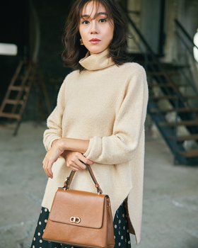 【ドゥクラッセ/DoCLASSE】のラメ糸スパンコールニット・片畦タートルネック 人気、トレンドファッション・服の通販 founy(ファニー) ファッション Fashion レディースファッション Fashion for Women トップス・カットソー Cut & Sew Tops ニット Knit Tops & Sweaters タートルネック・ハイネックトップス Turtlenecks & High-Neck Tops シンプル Simple, Minimal スパンコール Sequins, Sequin Embellishment スリット Slit, Slit Detail セーター Sweater, Knitwear タートル Turtleneck, Turtle Collar タートルネック Turtleneck, High Neck フラワー Flower, Floral ラウンド Round, Round Neck 人気 Popular, Best Seller 畦 Ribbed Knit A/W・秋冬 Autumn/Winter |ID:prp329100004755639
