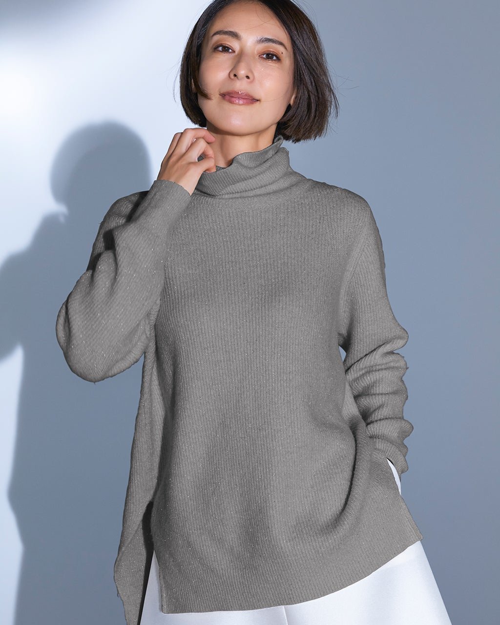 【ドゥクラッセ/DoCLASSE】のラメ糸スパンコールニット・片畦タートルネック インテリア・キッズ・メンズ・レディースファッション・服の通販 founy(ファニー) 　ファッション　Fashion　レディースファッション　Fashion for Women　トップス・カットソー　Cut & Sew Tops　ニット　Knit Tops & Sweaters　タートルネック・ハイネックトップス　Turtlenecks & High-Neck Tops　新作・新入荷　New Arrivals / New In　スパンコール　Sequins, Sequin Embellishment　スリット　Slit, Slit Detail　セーター　Sweater, Knitwear　タートル　Turtleneck, Turtle Collar　タートルネック　Turtleneck, High Neck　フラワー　Flower, Floral　ラウンド　Round, Round Neck　畦　Ribbed Knit　A/W・秋冬　Autumn/Winter　グレー|ID: prp329100004755639 ipo3291000000034399308