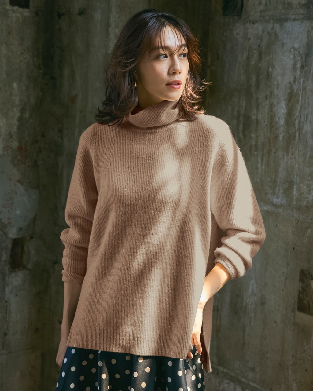 【ドゥクラッセ/DoCLASSE】のラメ糸スパンコールニット・片畦タートルネック インテリア・キッズ・メンズ・レディースファッション・服の通販 founy(ファニー) 　ファッション　Fashion　レディースファッション　Fashion for Women　トップス・カットソー　Cut & Sew Tops　ニット　Knit Tops & Sweaters　タートルネック・ハイネックトップス　Turtlenecks & High-Neck Tops　新作・新入荷　New Arrivals / New In　スパンコール　Sequins, Sequin Embellishment　スリット　Slit, Slit Detail　セーター　Sweater, Knitwear　タートル　Turtleneck, Turtle Collar　タートルネック　Turtleneck, High Neck　フラワー　Flower, Floral　ラウンド　Round, Round Neck　畦　Ribbed Knit　A/W・秋冬　Autumn/Winter　ゴールドxベージュ|ID: prp329100004755639 ipo3291000000034399314