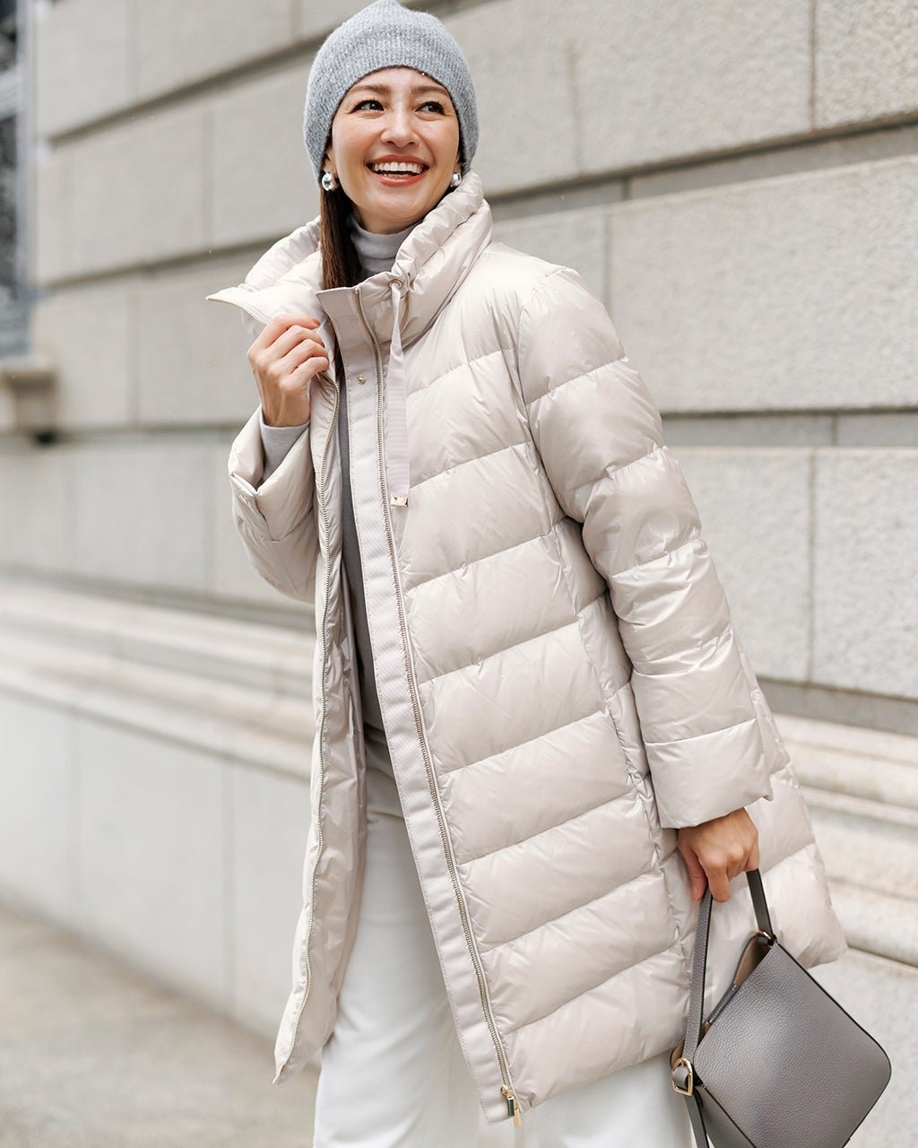 【ドゥクラッセ/DoCLASSE】の艶Airダウン・スタンドカラーロングコート インテリア・キッズ・メンズ・レディースファッション・服の通販 founy(ファニー) 　ファッション　Fashion　レディースファッション　Fashion for Women　アウター　Coat / Outerwear Collection　コート・ロングコート・ピーコート　Long Coats, Peacoats & More　カッティング　Cutting Detail　コクーン　Cocoon, Cocoon Silhouette　スタンド　Stand Collar, Upright Stand　スピンドル　Spindle, Drawcord　タフタ　Taffeta, Structured Fabric　ダウン　Down, Puffer　バランス　Balance, Style Balance　ロング　Long, Long-Length　新作・新入荷　New Arrivals / New In　ストーン|ID: prp329100004755640 ipo3291000000034399318